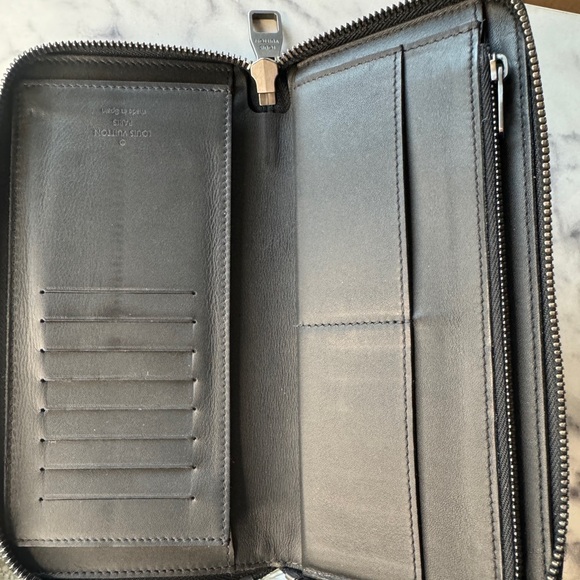 LOUIS VUITTON
Damier Graphite Zippy Vertical Wallet. Like new - Picture 4 of 9